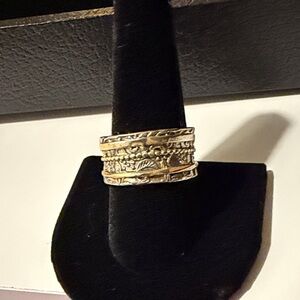 Elegant Gold-Toned Women's Ring